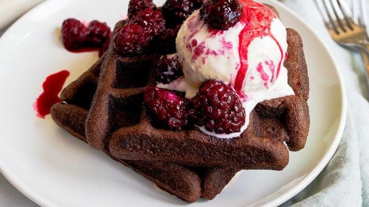 Ricetta di preparato per torta al cioccolato per fare i waffles! La ricetta produce 4 waffles da Dessert for Two