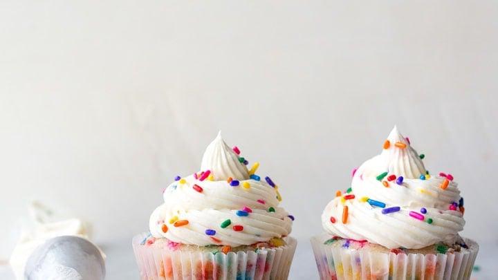 Cupcakes festa di compleanno con granella colorata.