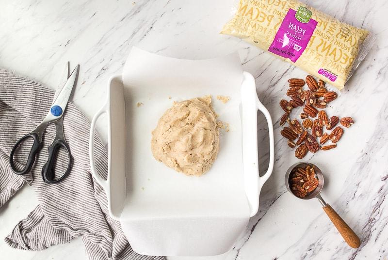 Impasto di frolla alle noci pecan, pronto per la teglia