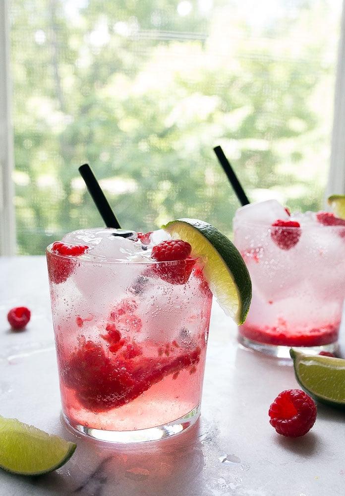 Limeade fresco ai lamponi, il cocktail estivo perfetto per due.