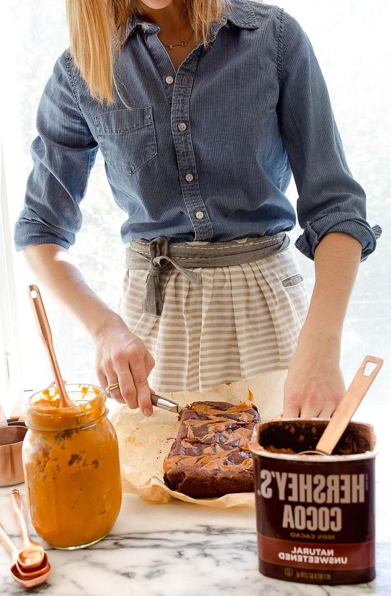 Brownies in uno stampo da plumcake per due con vortice di impasto alla zucca
