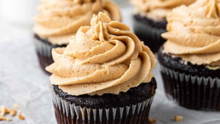 Cupcakes al cioccolato con glassa al burro d'arachidi.