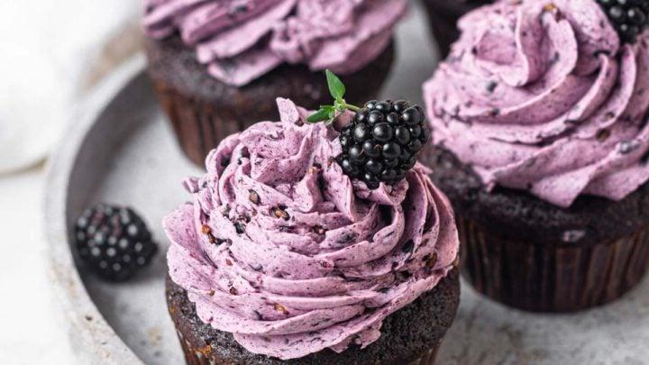 Cupcakes al cioccolato con crema al burro di more.