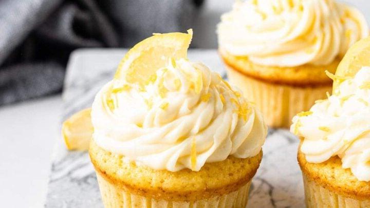Cupcakes al limone in piccole quantità, freschi e vivaci.