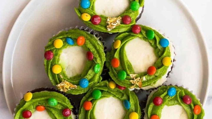 Cupcakes decorati a ghirlanda natalizia.