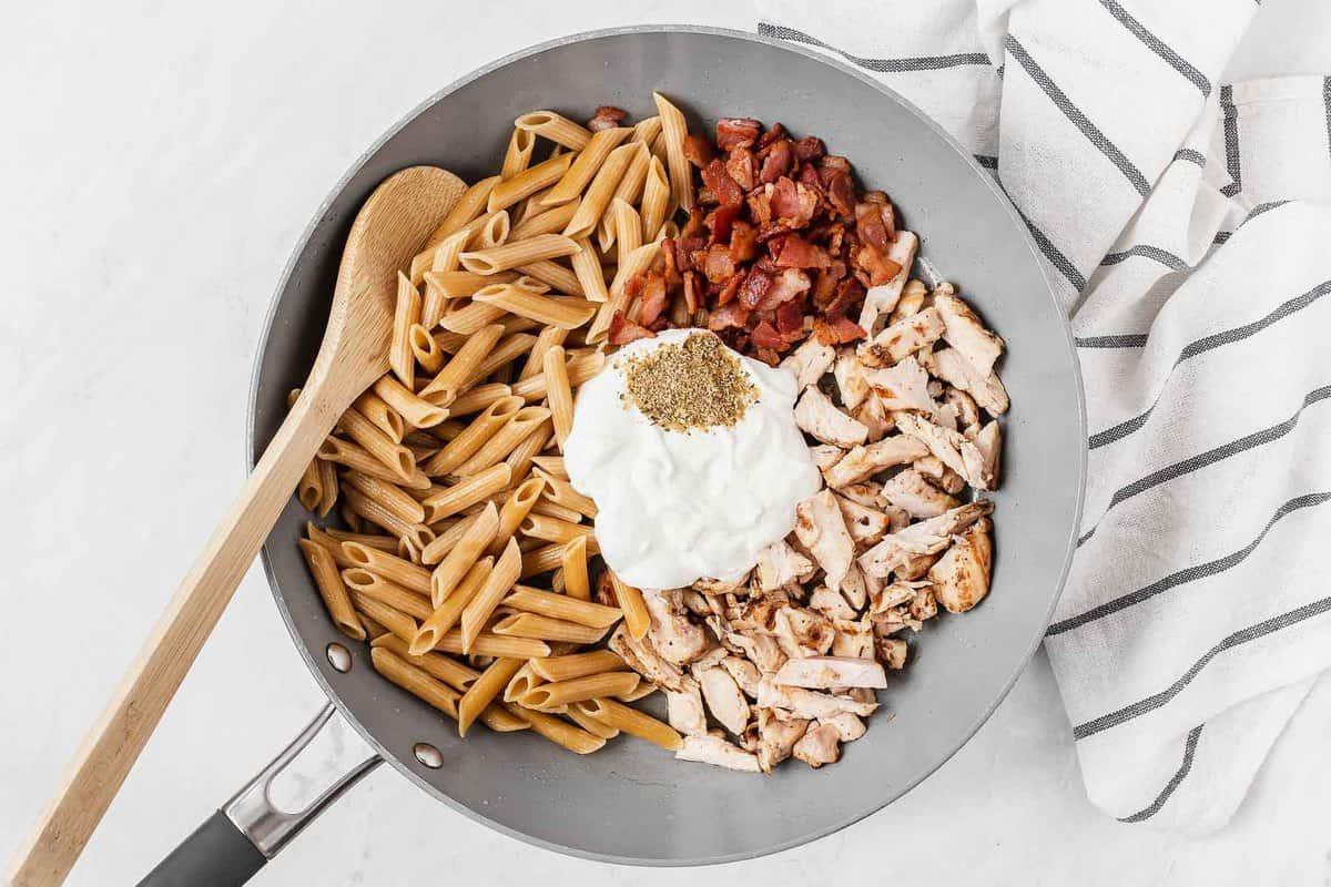 Padella con pollo, pancetta, condimento e yogurt