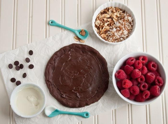 Pizza Dolce Decorata con Cioccolato e Frutta