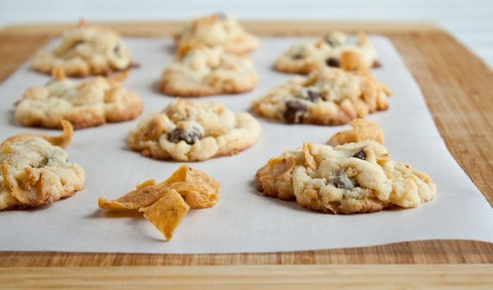 Biscotti Fritos al Cioccolato su vassoio da portata con un tocco di colore