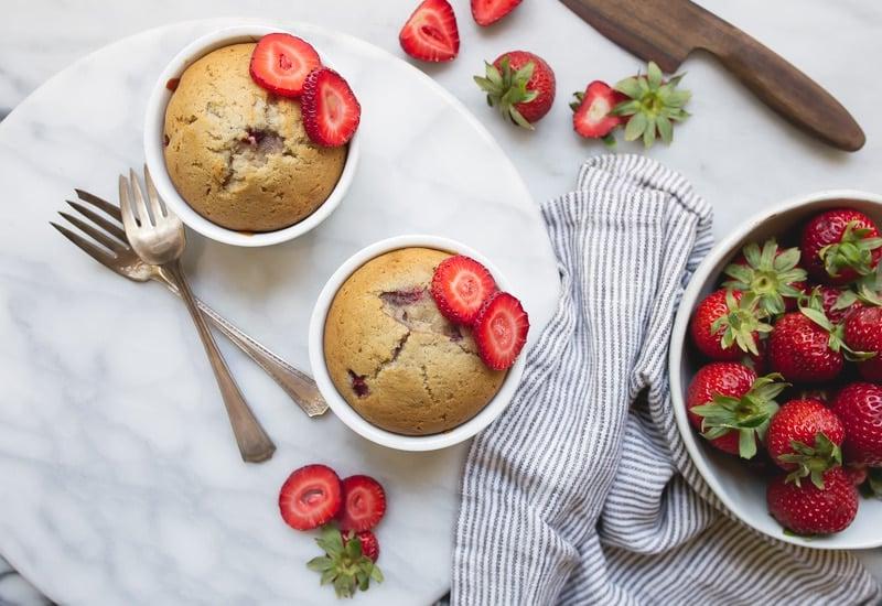 Torta alle fragole per due 5 Torta alle fragole per due, cotta nei ramekin.