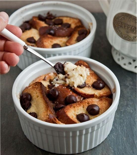 **Budino di Pane Pretzel Soffice al Cioccolato** 5 Budino di Pane di Pretzel al Cioccolato servito caldo in ramekin