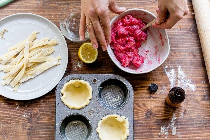 Mini crostate nello stampo da muffin