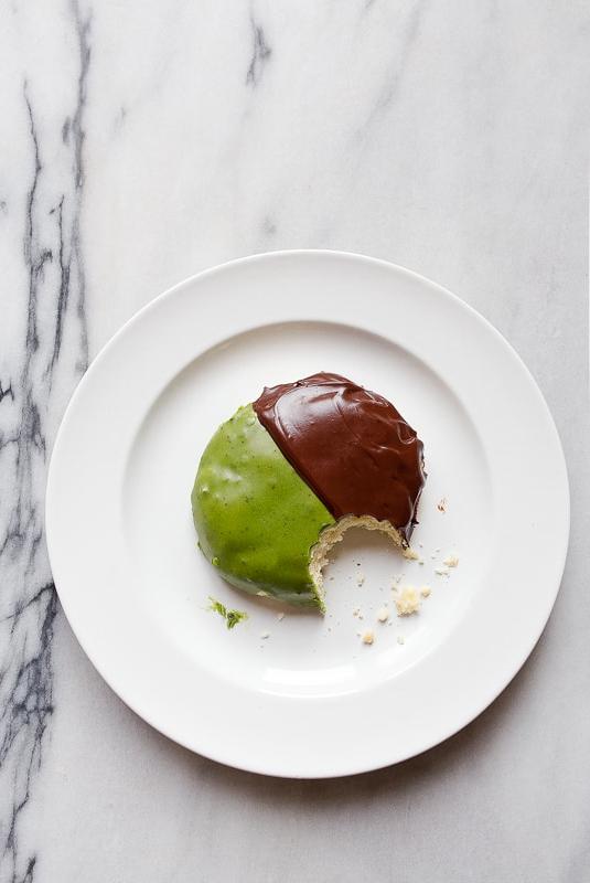 Biscotti al Matcha: un classico rivisitato Biscotti al Matcha con glassa bianca e scura, su superficie scura