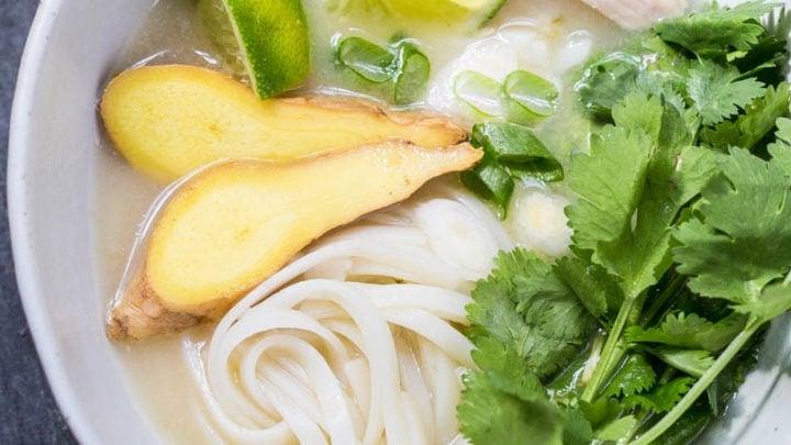 Zuppa di Pollo Asiatica 5 Zuppa di Pollo Asiatica con noodles di riso, zenzero e coriandolo. Presentazione del piatto finale.