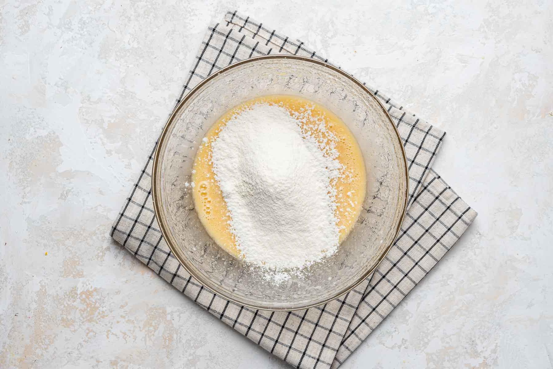 Farina sopra l'impasto dei cupcake nella ciotola.