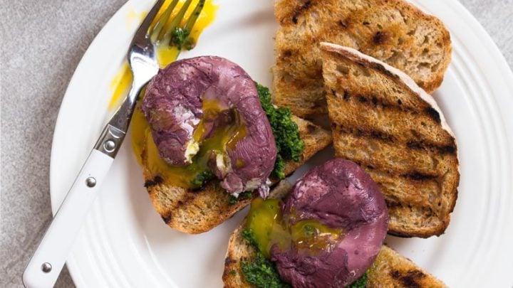 Cavolo Nero su Toast con Uova in Camicia al Vino Rosso