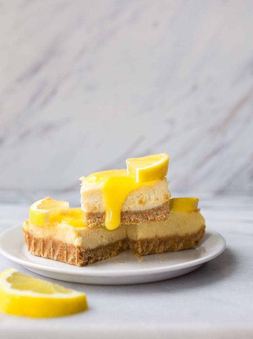 Barrette di Cheesecake al Limone con Curd Fatto in Casa. Le cheesecake bar al limone sono un dessert estivo divertente e facile da preparare.