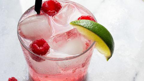 Limeade fresco ai lamponi con vodka, un classico estivo da provare