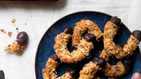 Cornetti di Mandorle Biscotti Intinti nel Cioccolato