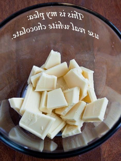Ingredienti per tartufi allo yogurt: yogurt greco, cioccolato bianco e fragole