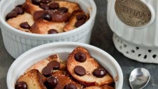 **Budino di Pane Pretzel Soffice al Cioccolato** 6 Budino di Pane di Pretzel Morbido al Cioccolato - immagine principale della ricetta