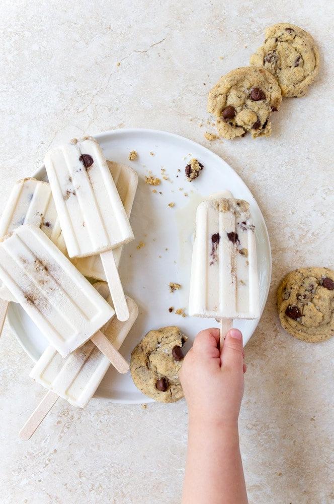 Un delizioso gelato biscotti e latte appena estratto dallo stampo, pronto per essere gustato.