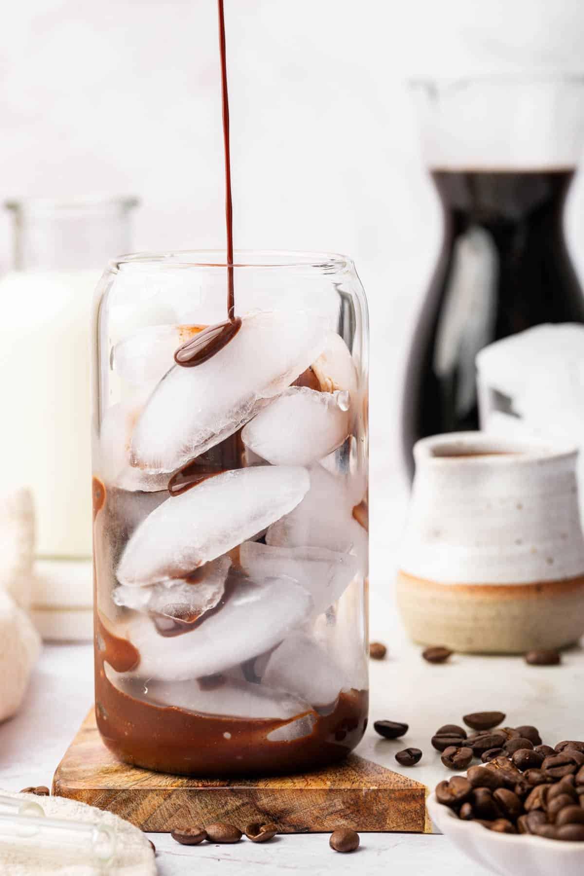Ricetta Mocaccino Ghiacciato 6 Bicchiere di ghiaccio con salsa al cioccolato versata sopra.