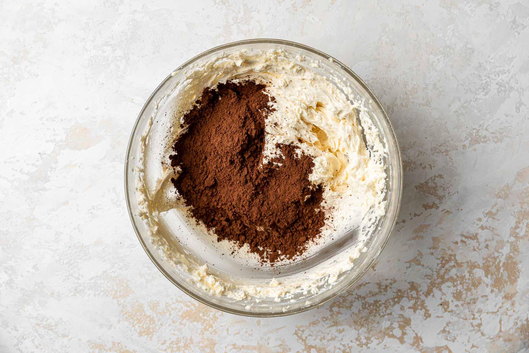 Aggiunta di cacao in polvere alla crema al burro alla vaniglia.