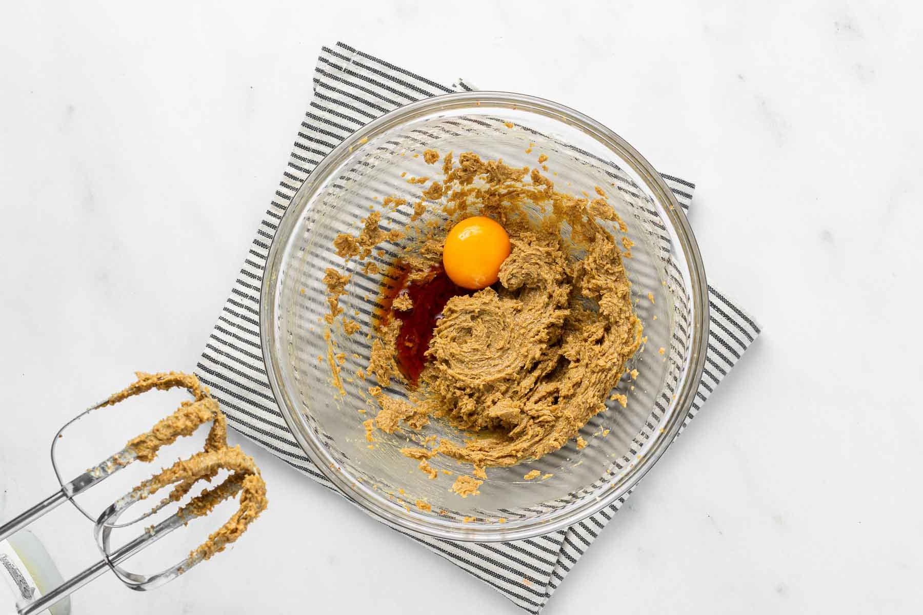 Tuorlo d'uovo e vaniglia sull'impasto dei biscotti.