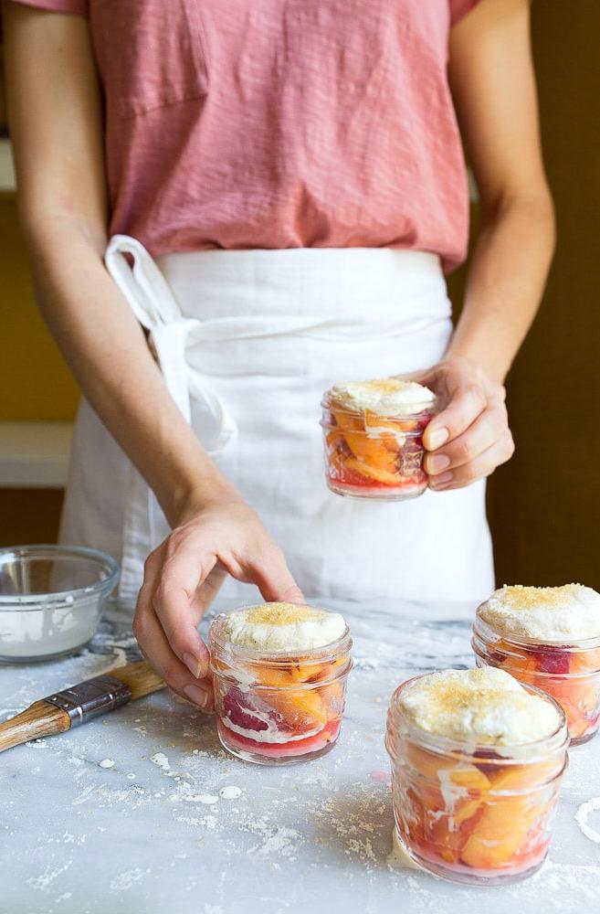 Cobbler di Pesche e Lamponi in Vasetti Mason