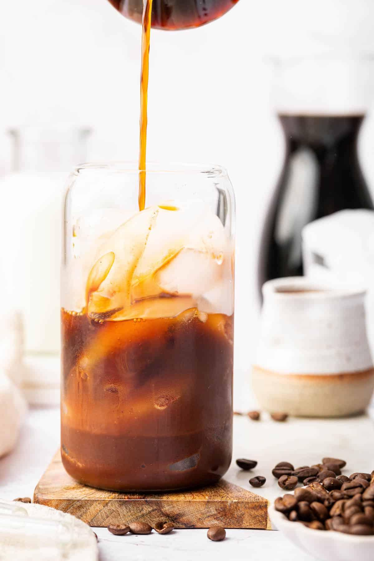 Ricetta Mocaccino Ghiacciato 7 Versare il caffè in un bicchiere di ghiaccio.