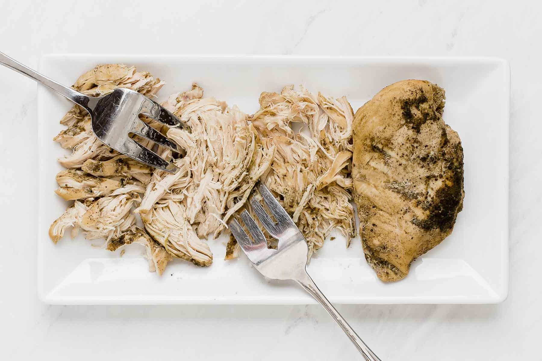 Pollo Cremoso in Pentola a Cottura Lenta 7 Sminuzzare il pollo con due forchette dalla slow cooker.
