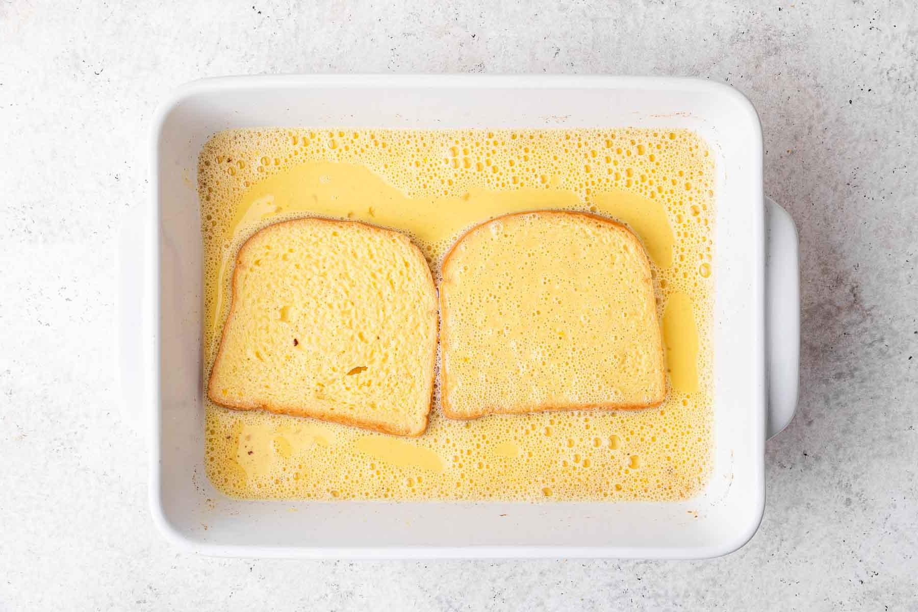 Ricetta del Pain Doré alla Brioche Fatto in Casa (Facile!) 5 Due fette di pane che si inzuppano nella crema all'uovo gialla.