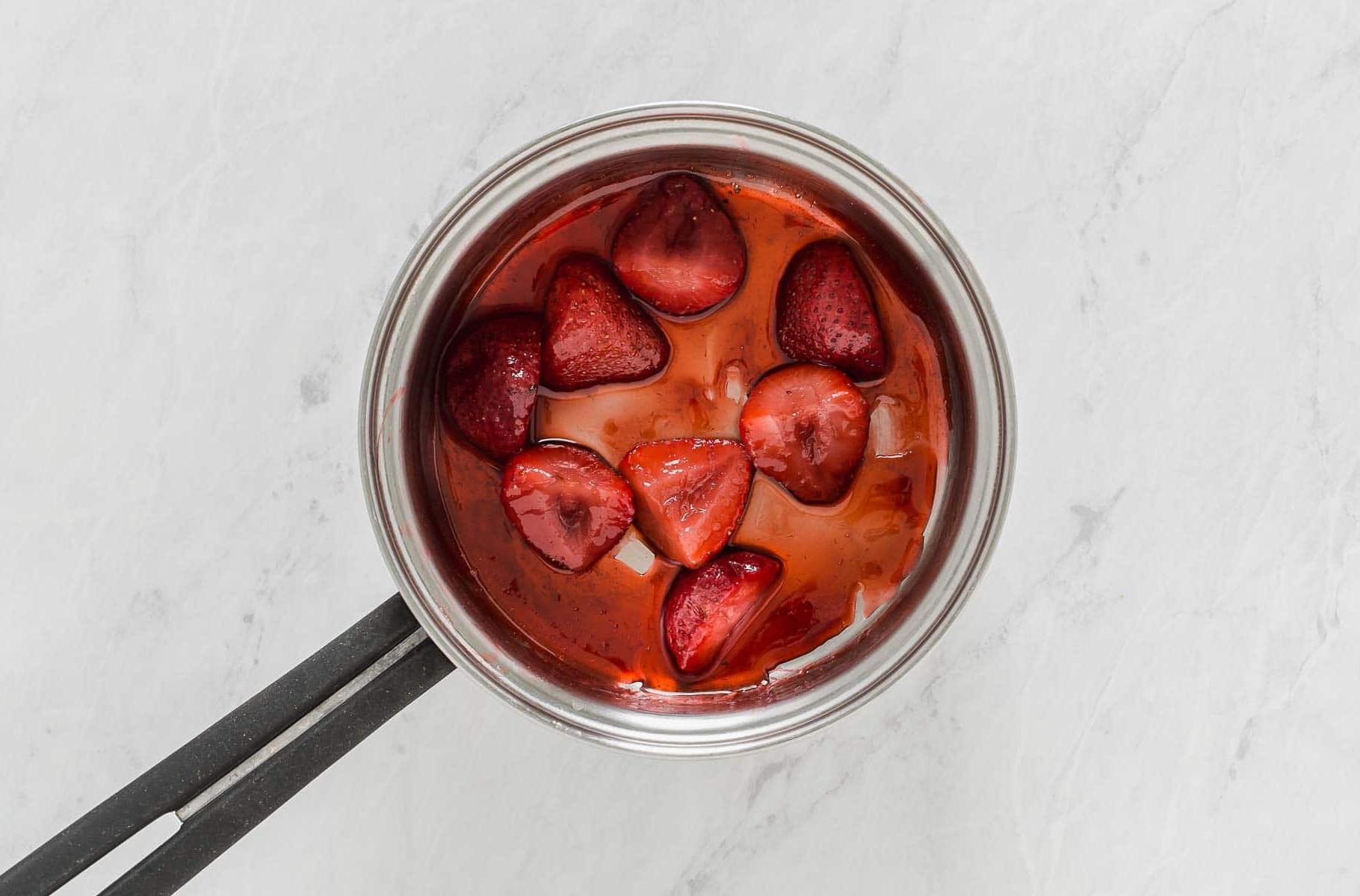 Fragole fresche cotte in una padella.