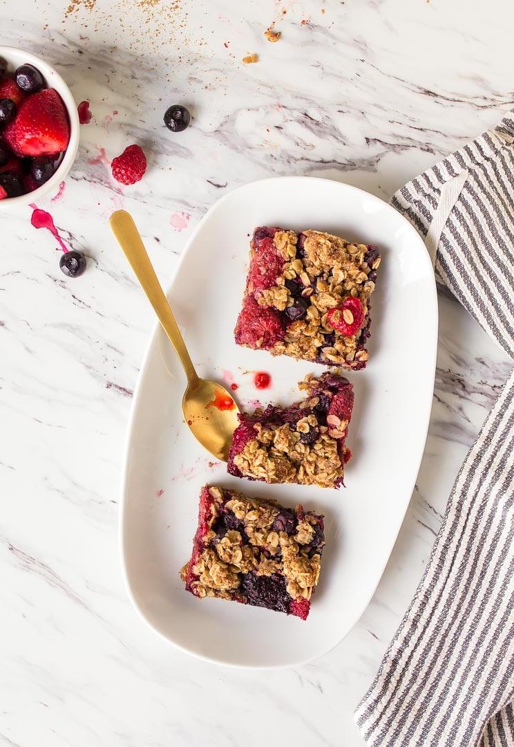 Barrette di Avena ai Frutti di Bosco: Sane, facili e deliziose. Perfette per una colazione al volo o uno spuntino energetico per i più piccoli.