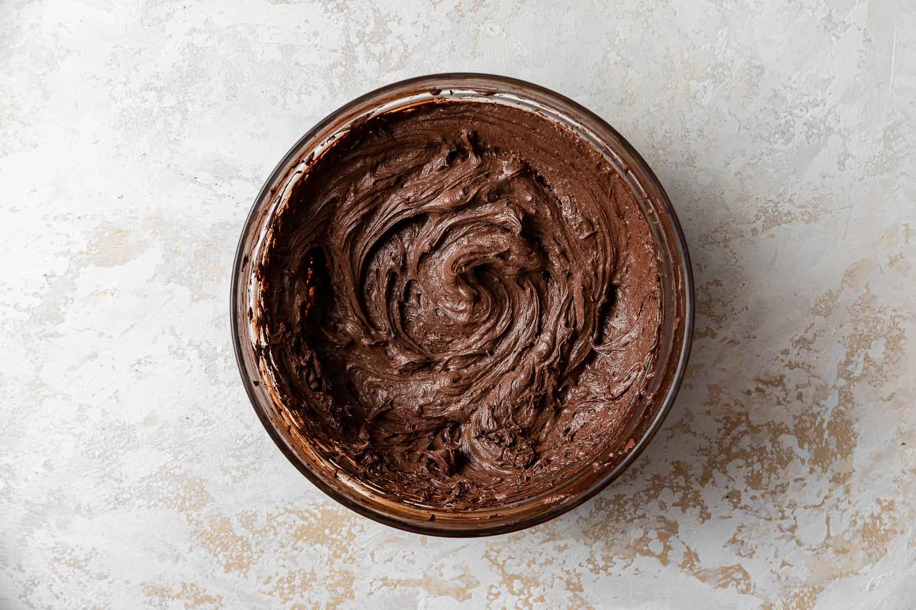 Ciotola di glassa al cioccolato.