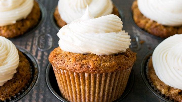 Cupcakes di torta di carote con glassa al formaggio cremoso.