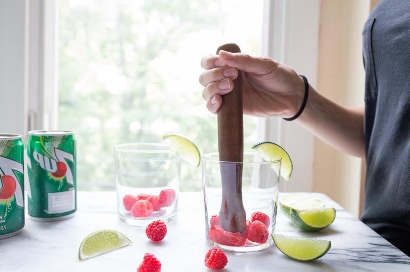 Limeade ai lamponi boozy con Rum o Vodka per due persone, la bevanda ideale per le feste