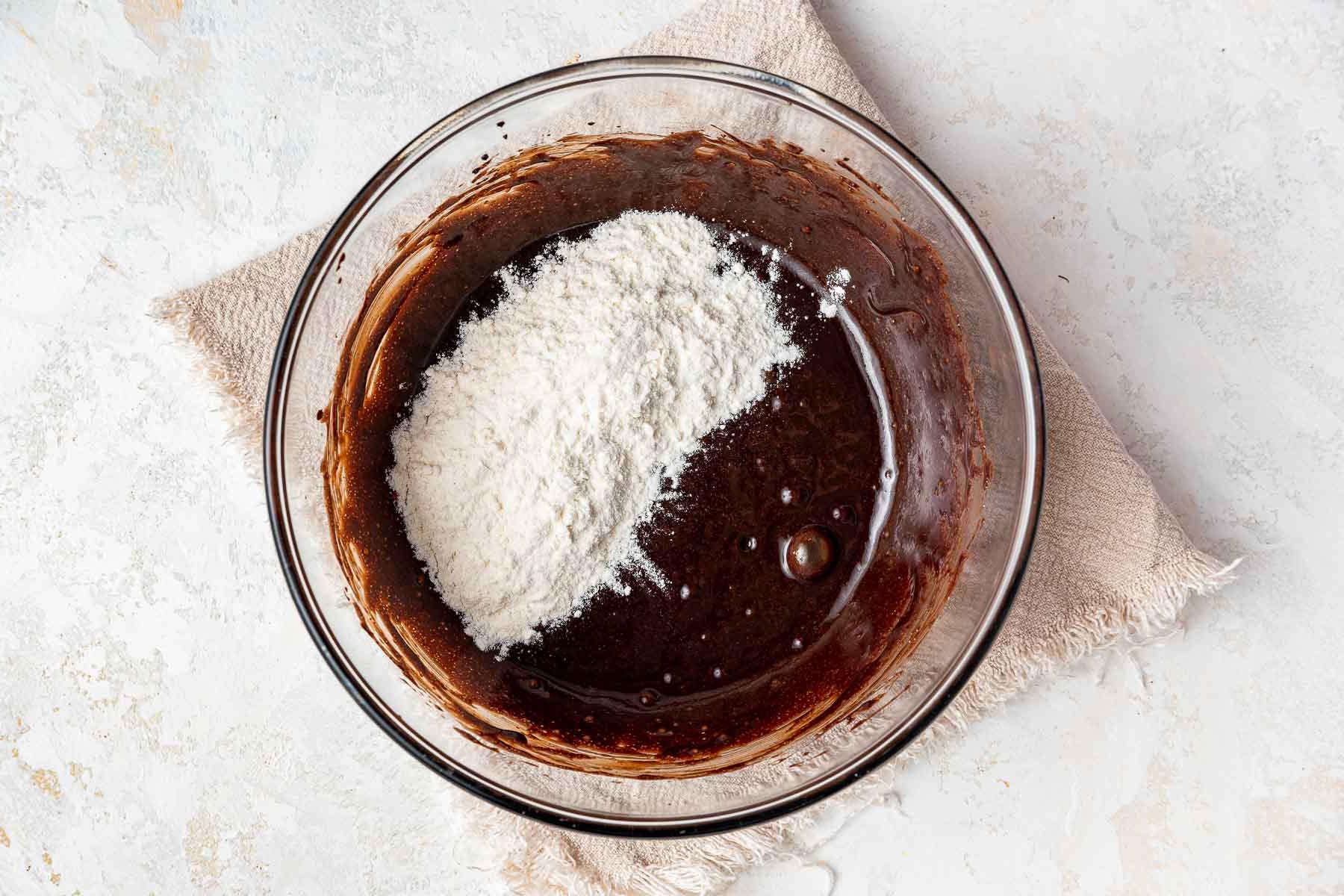Impasto di cioccolato crudo con farina versata sopra.