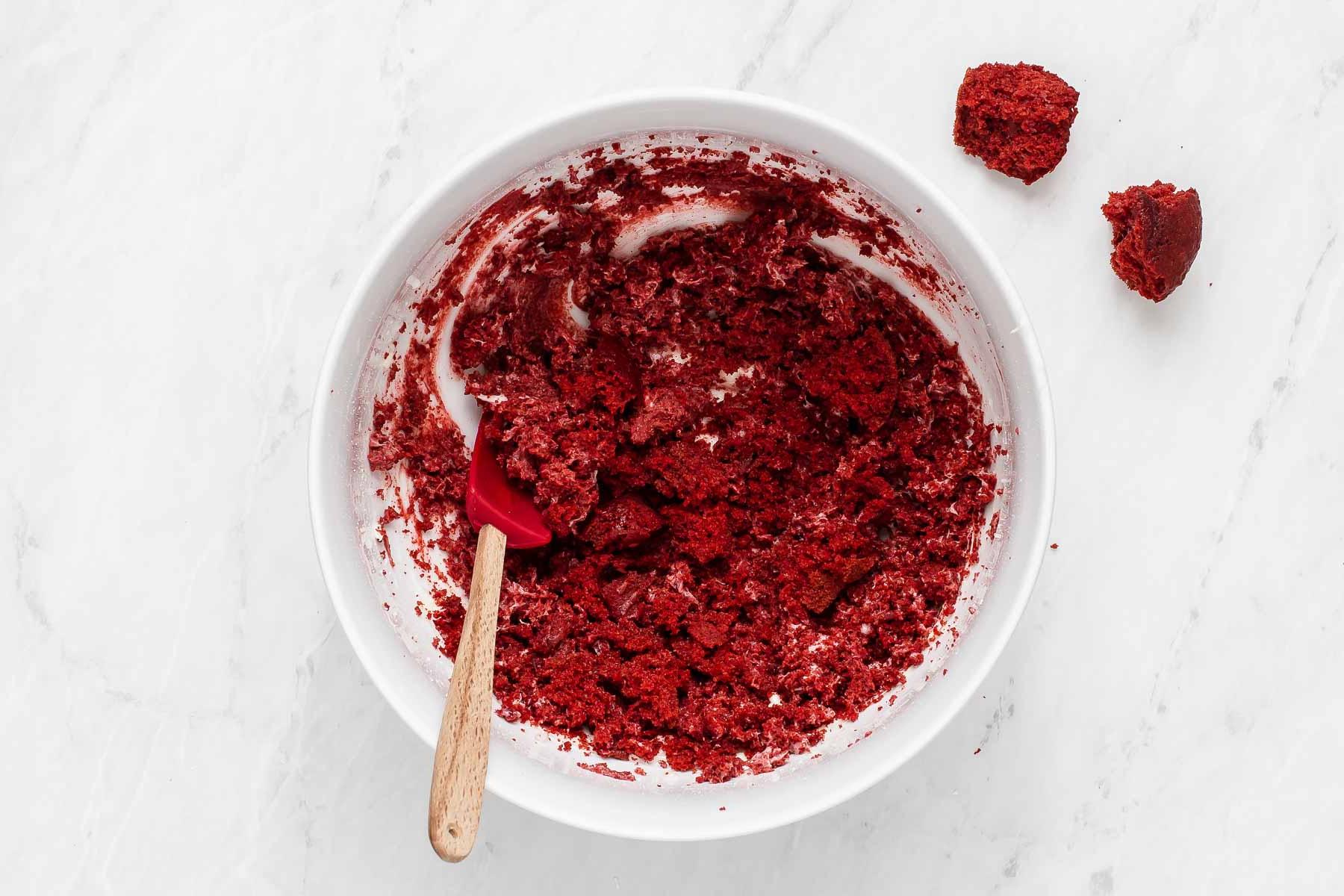Preparazione dei cake pops Red Velvet in una ciotola.