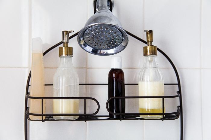Selezione di prodotti di bellezza fatti in casa, inclusi oli per il viso, saponi e deodoranti naturali