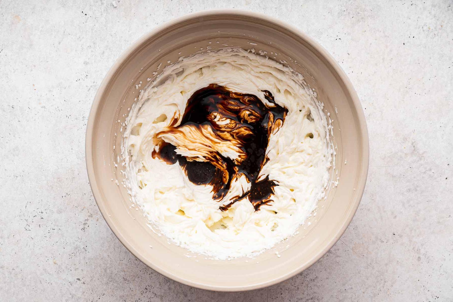 Cheesecake al caffè 7 Impasto bianco con una spruzzata di caffè sulla parte superiore, prima di essere mescolato.