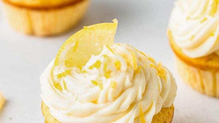 Glassa al formaggio spalmabile e limone spalmata su un cupcake con fetta di limone.