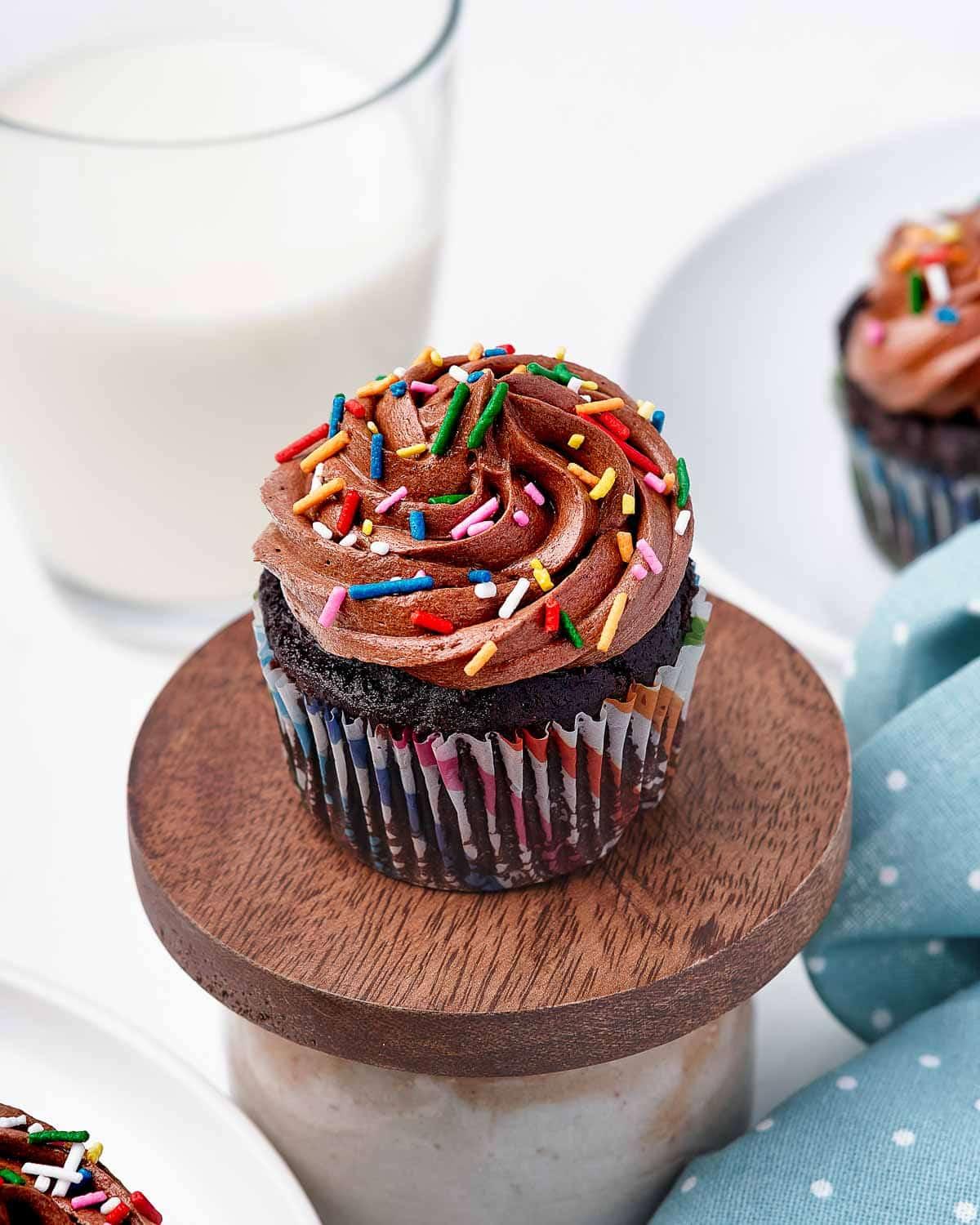 Cupcake al cioccolato con glassa al cioccolato a spirale e zuccherini.
