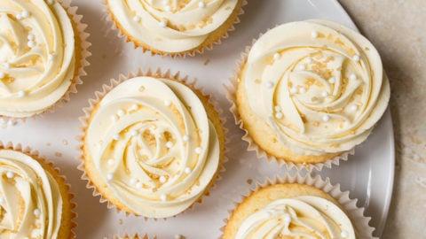 Cupcakes ispirati alla torta nuziale, eleganti e raffinati.