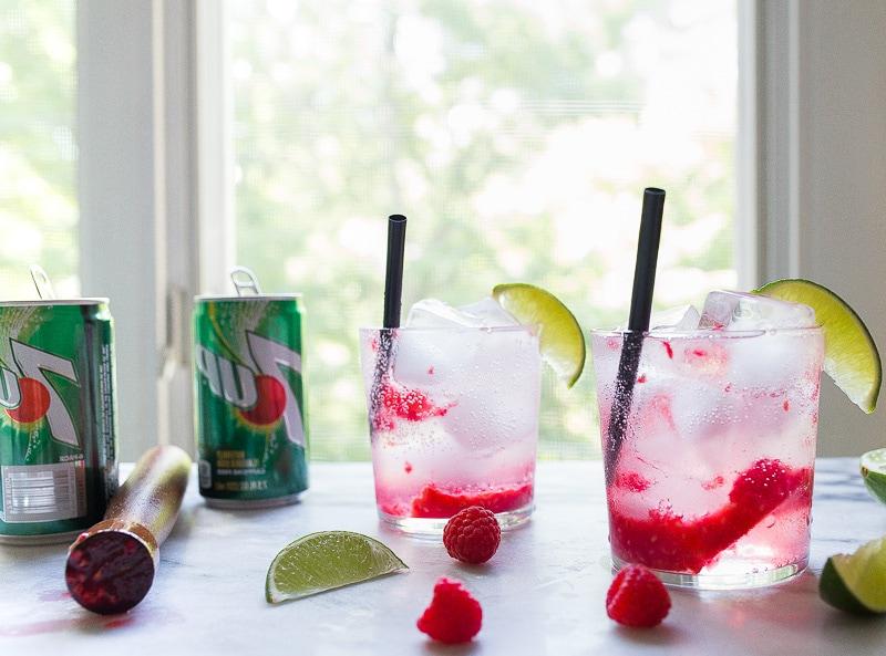 Limeade alcolico ai lamponi con Rum o Vodka per due, facile da preparare a casa