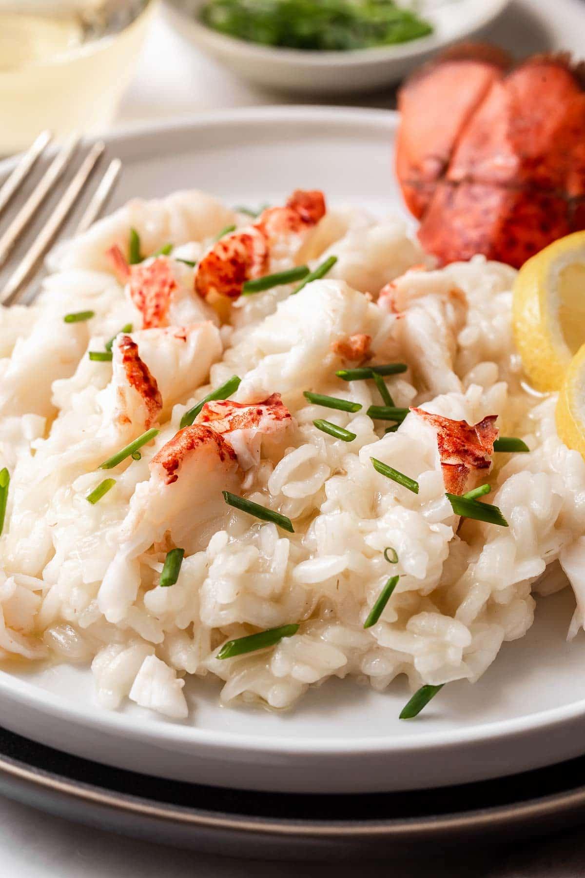 Primo piano del risotto all'astice su un piatto.