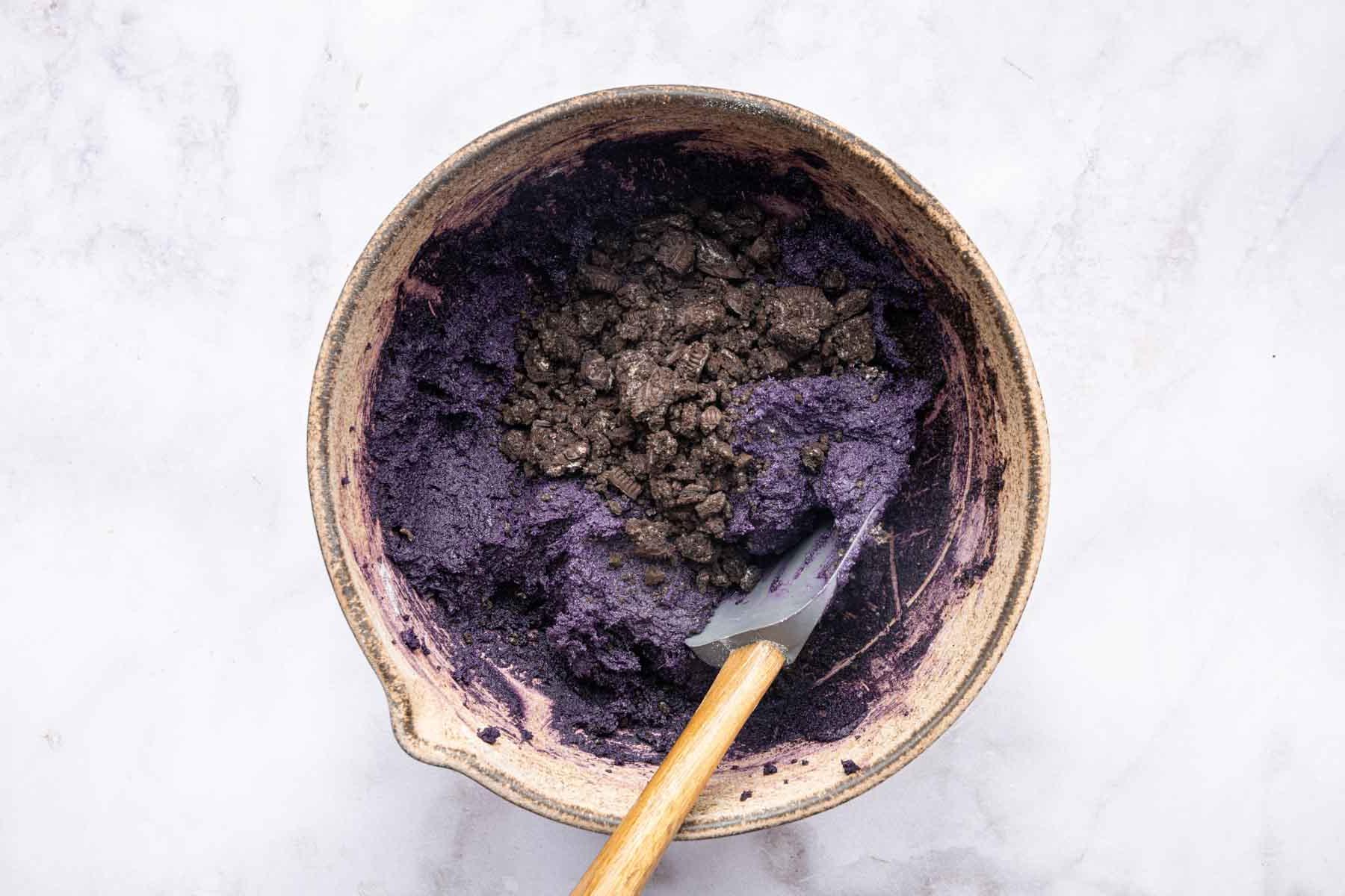 Impasto viola scuro con Oreo sbriciolati sopra.