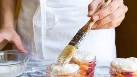 **Tortini di Lamponi e Pesche nei Vasetti di Vetro** 8 Cobbler di Pesche e Lamponi in Vasetti Mason
