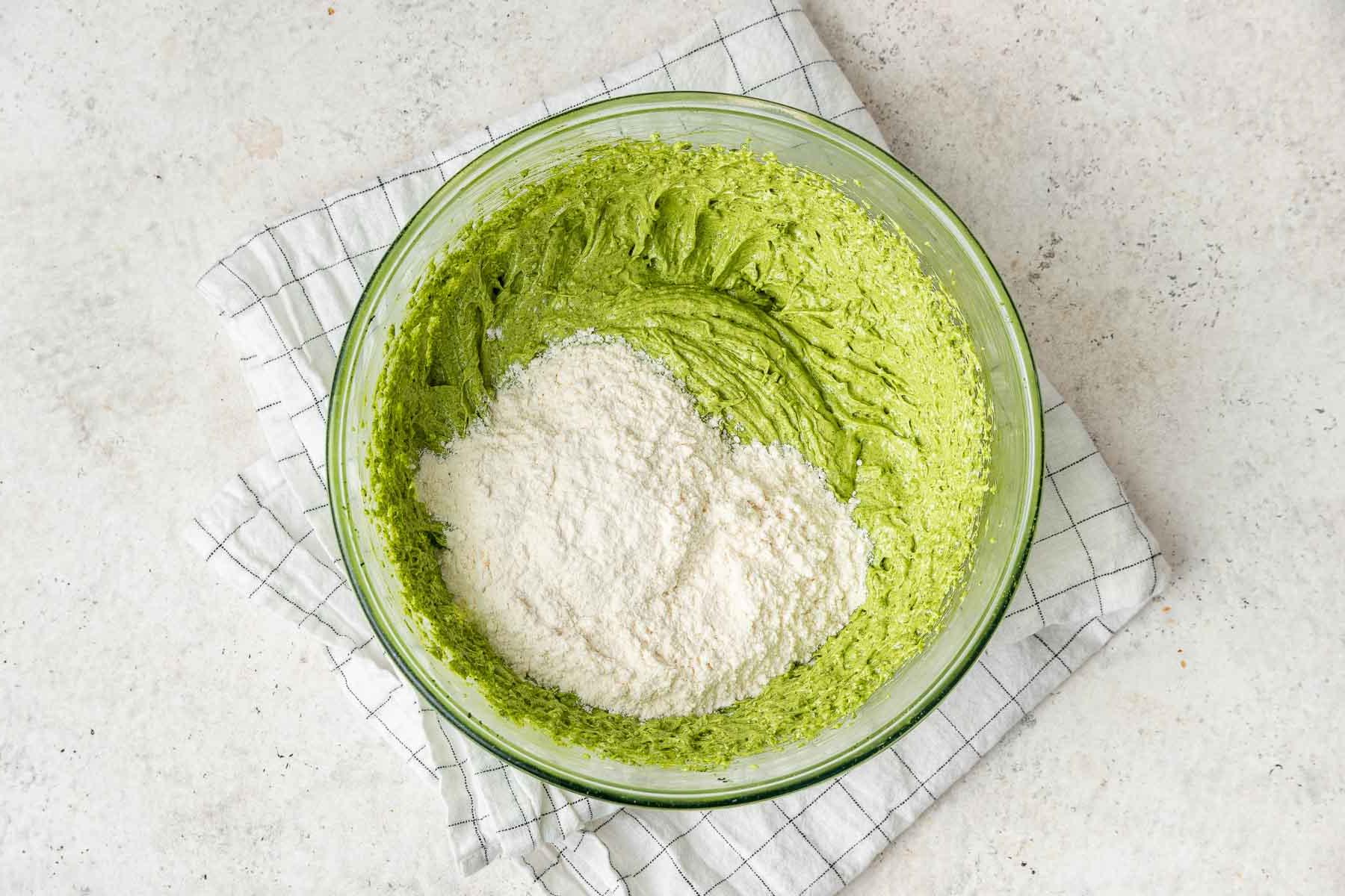 Torta al Matcha 8 Aggiungere la farina all'impasto della torta verde brillante.