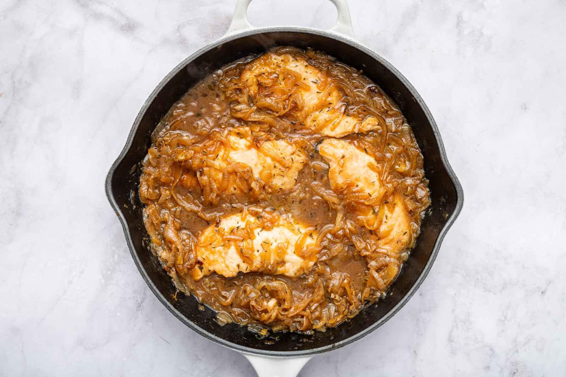 Ricetta del Pollo alla Cipolla Francese 8 Ricetta Pollo alla Francese in padella, quasi pronta.